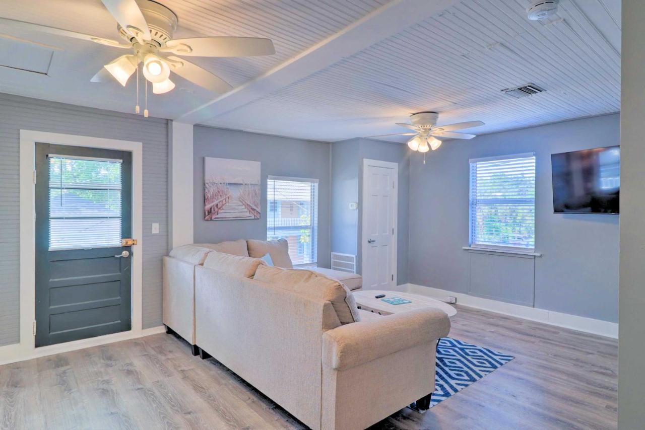 Apt With Balcony, Walk To Historic District! Apartment *