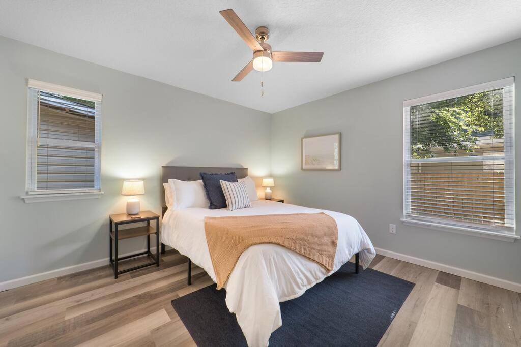 Holiday home New Modern Close To Downtown! Fully Fenced Yard *