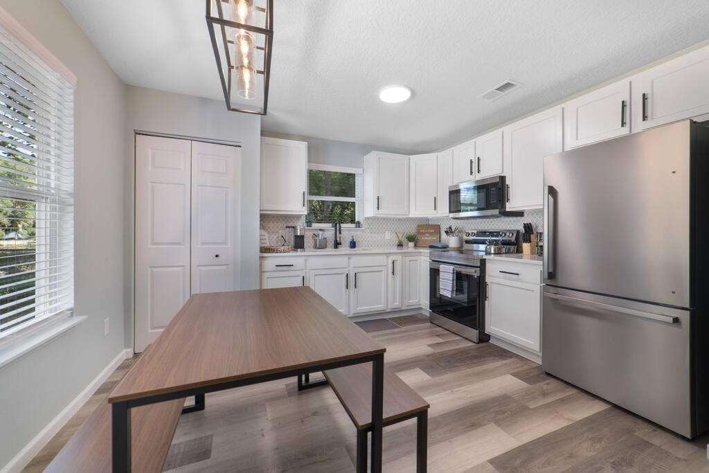 Holiday home New Modern Close To Downtown! Fully Fenced Yard St. Augustine