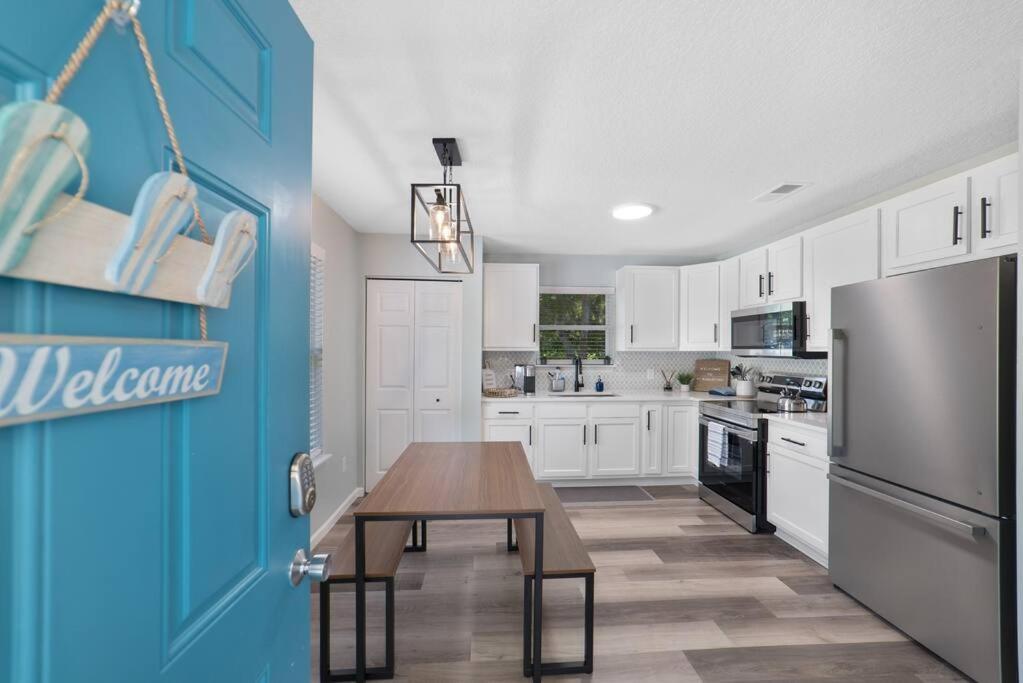 New Modern Close To Downtown! Fully Fenced Yard Holiday home