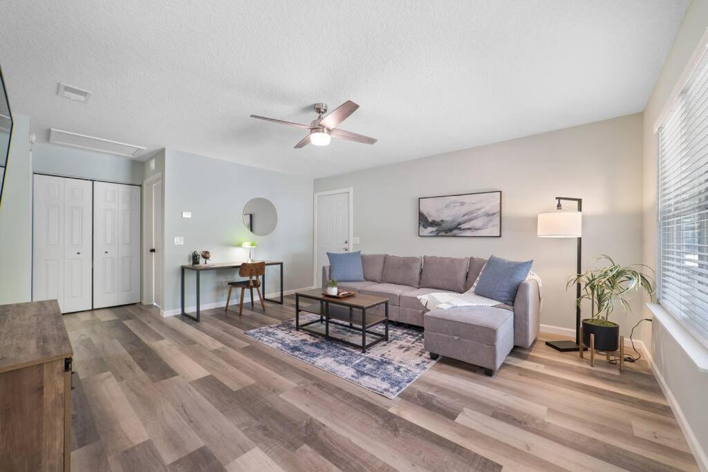 New Modern Close To Downtown! Fully Fenced Yard Holiday home St. Augustine
