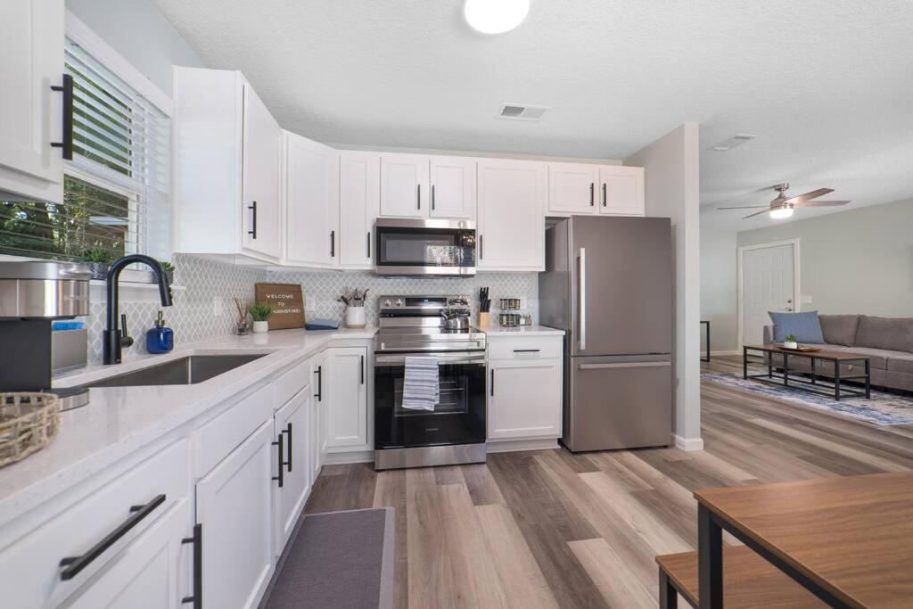 Holiday home New Modern Close To Downtown! Fully Fenced Yard