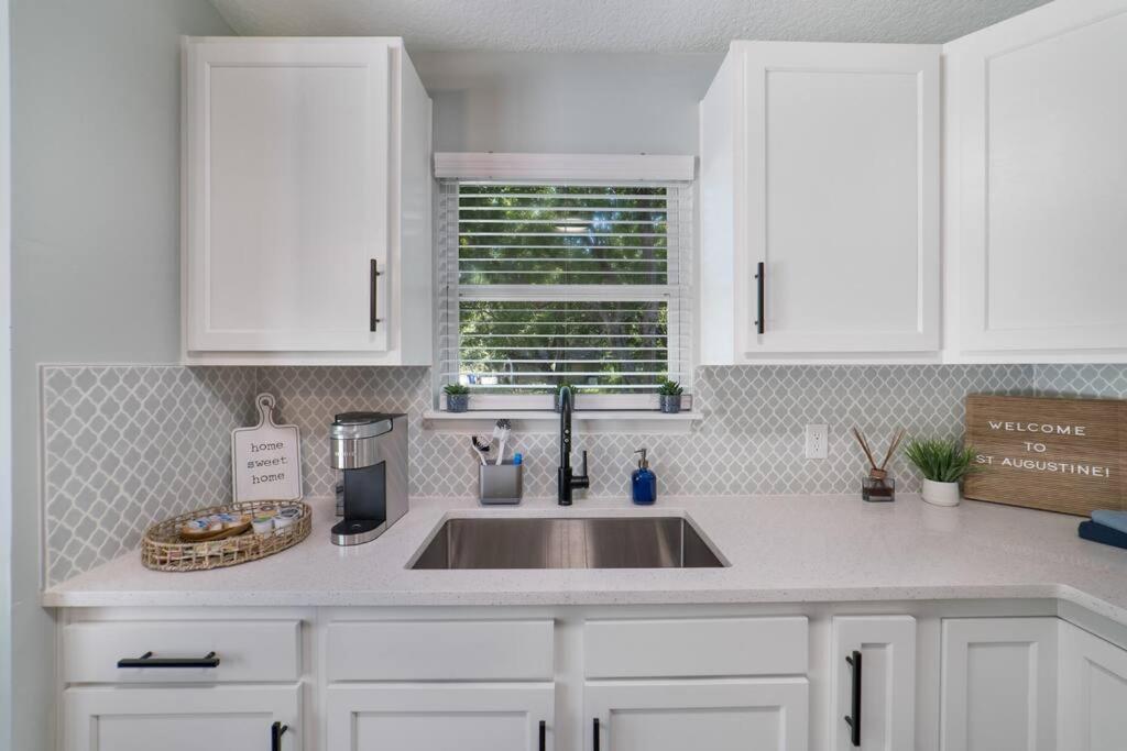 New Modern Close To Downtown! Fully Fenced Yard Holiday home