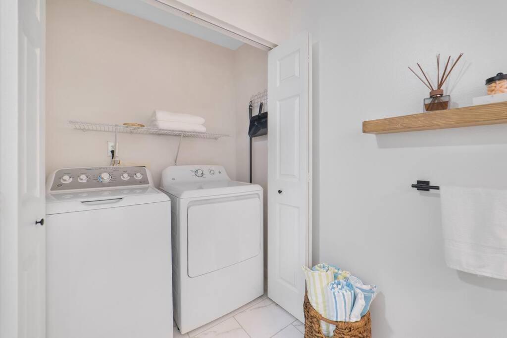 Holiday home New Modern Close To Downtown! Fully Fenced Yard