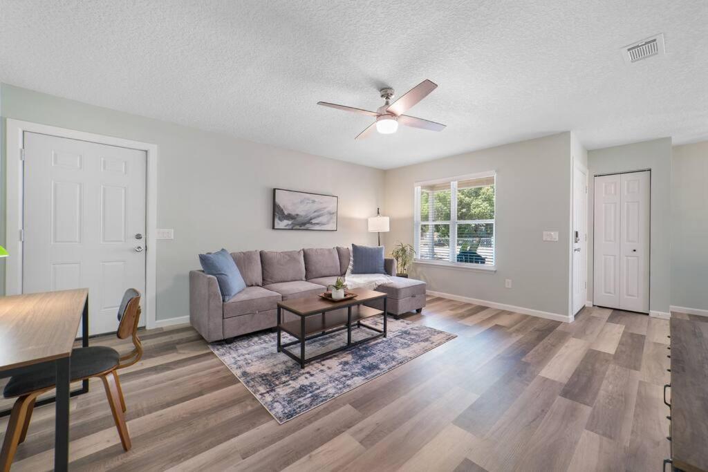 Holiday home New Modern Close To Downtown! Fully Fenced Yard *