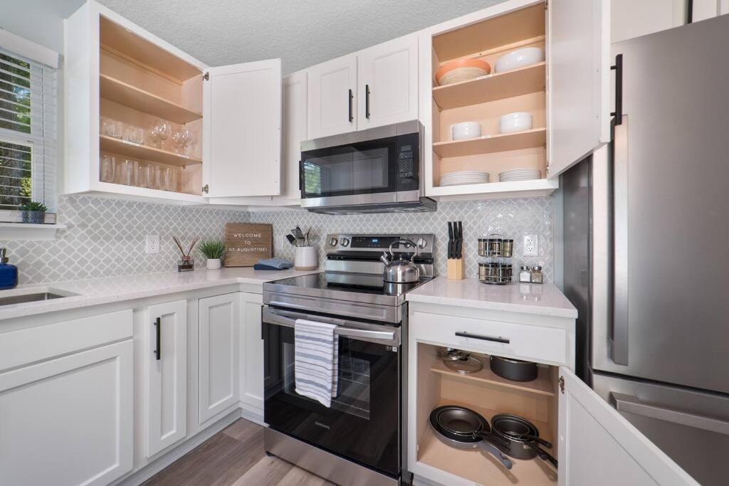 New Modern Close To Downtown! Fully Fenced Yard Holiday home *