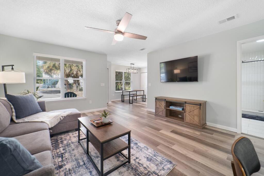 New Modern Close To Downtown! Fully Fenced Yard *