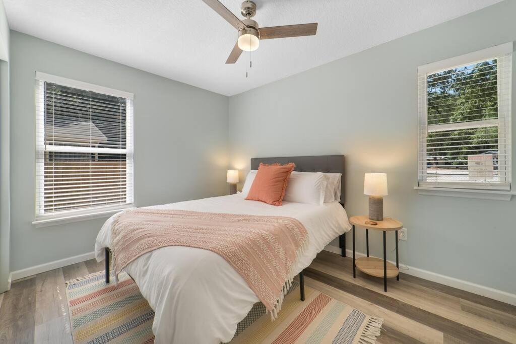 New Modern Close To Downtown! Fully Fenced Yard