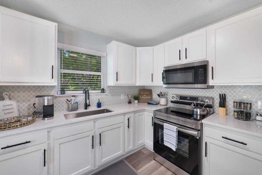 New Modern Close To Downtown! Fully Fenced Yard * St. Augustine