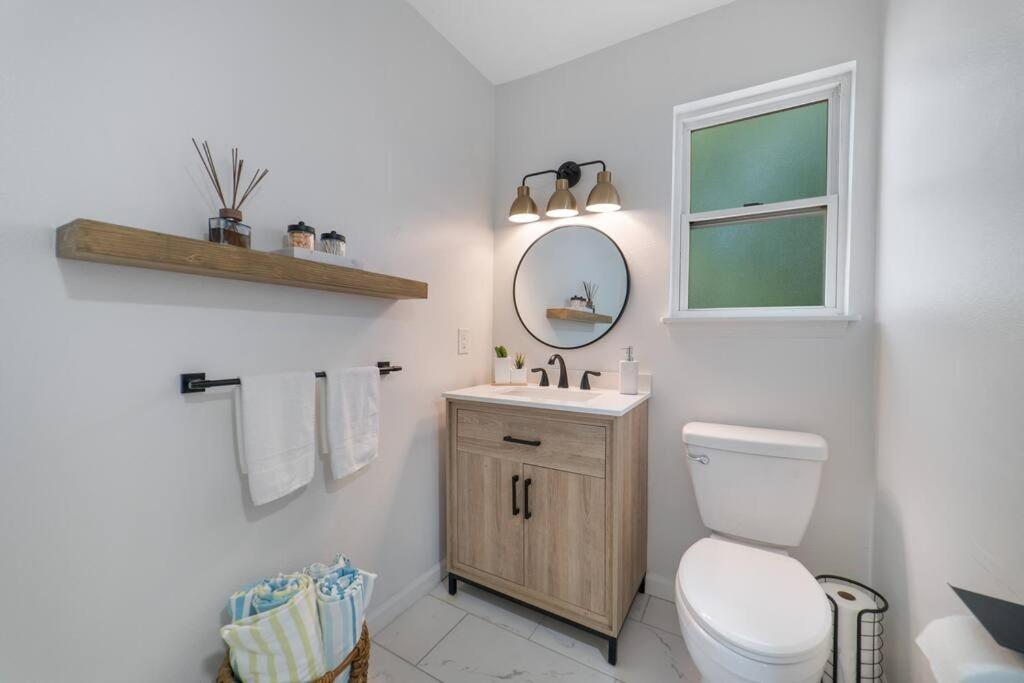 New Modern Close To Downtown! Fully Fenced Yard Holiday home St. Augustine