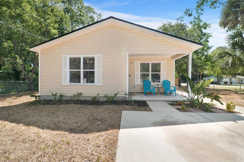 New Modern Close To Downtown! Fully Fenced Yard Holiday home *