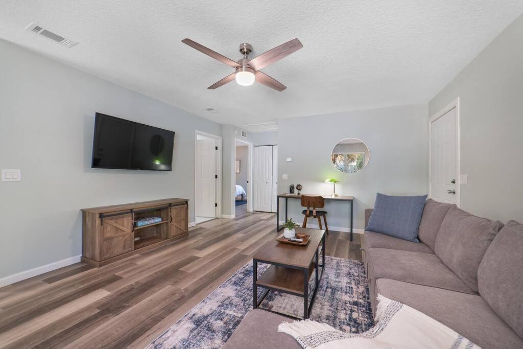Holiday home New Modern Close To Downtown! Fully Fenced Yard