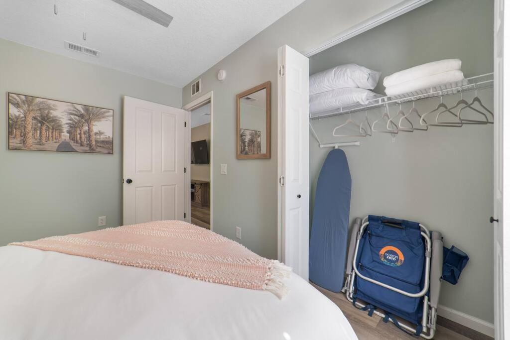 New Modern Close To Downtown! Fully Fenced Yard Holiday home