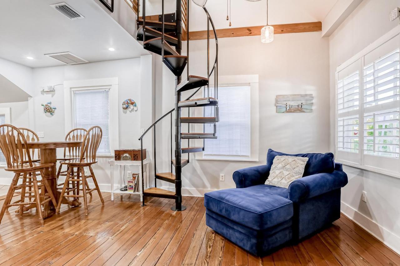 Quaint Modern Downtown *