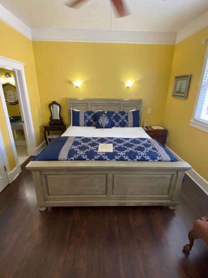 Carriage Way Centennial House - Adult Only- Bed & Breakfast