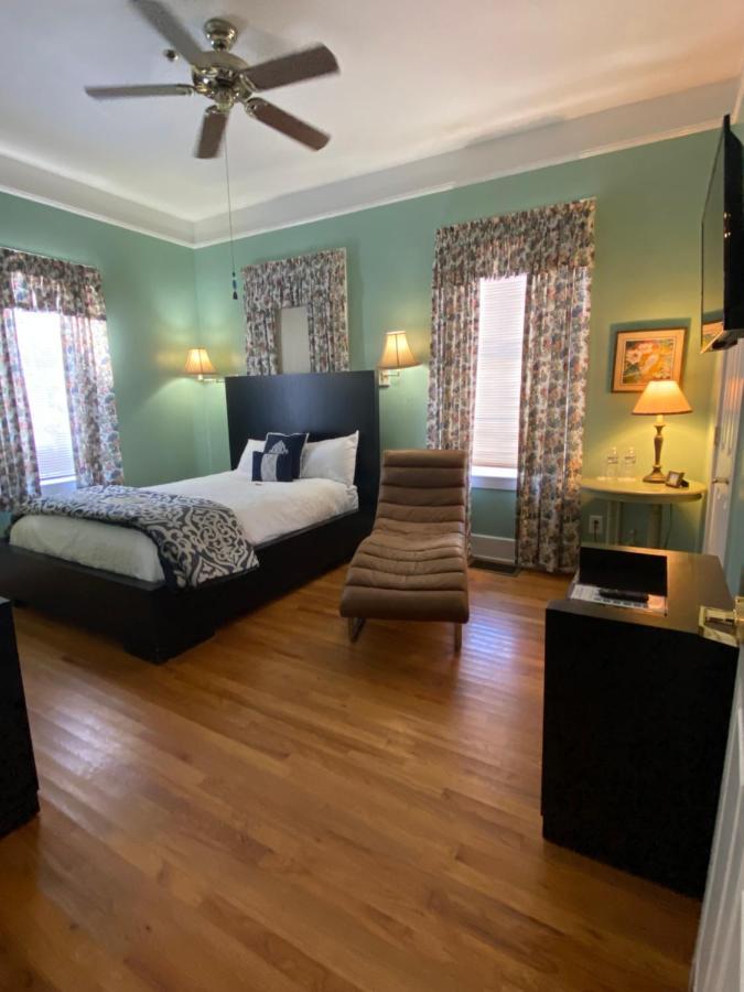 Carriage Way Centennial House - Adult Only- Bed & Breakfast