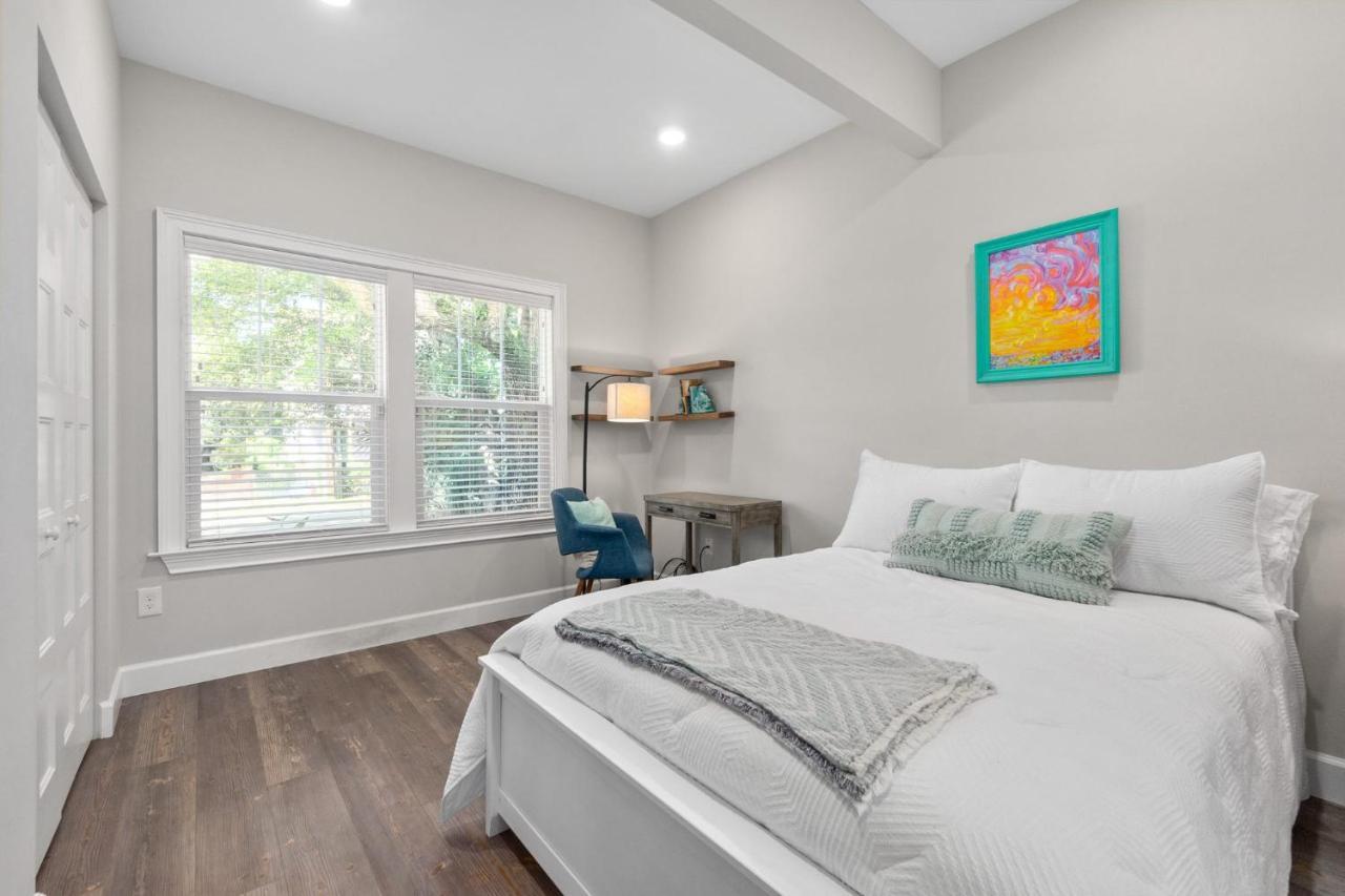 Holiday home Oneida Charmed - Historic W Modern Flair