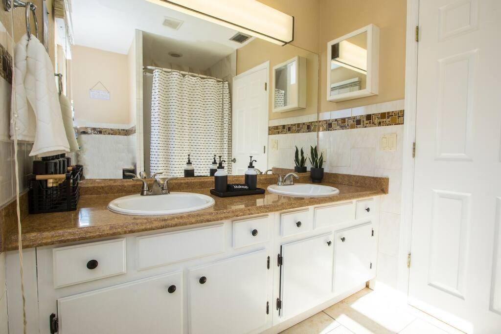 Two Living Quarters, 6min Walk To Beach, Few Steps From Restaurants