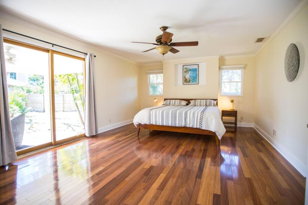 Two Living Quarters, 6min Walk To Beach, Few Steps From Restaurants