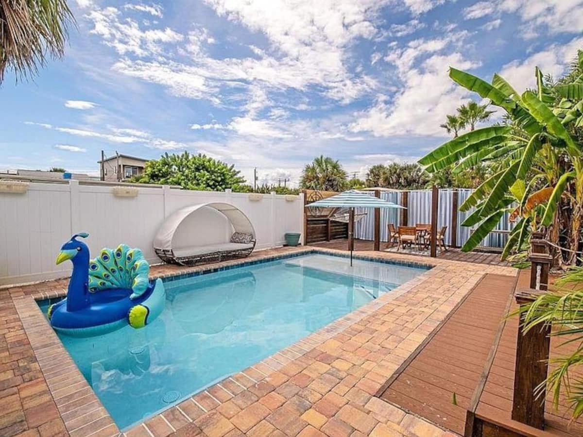 Mariners Steps To Sparkling Pool