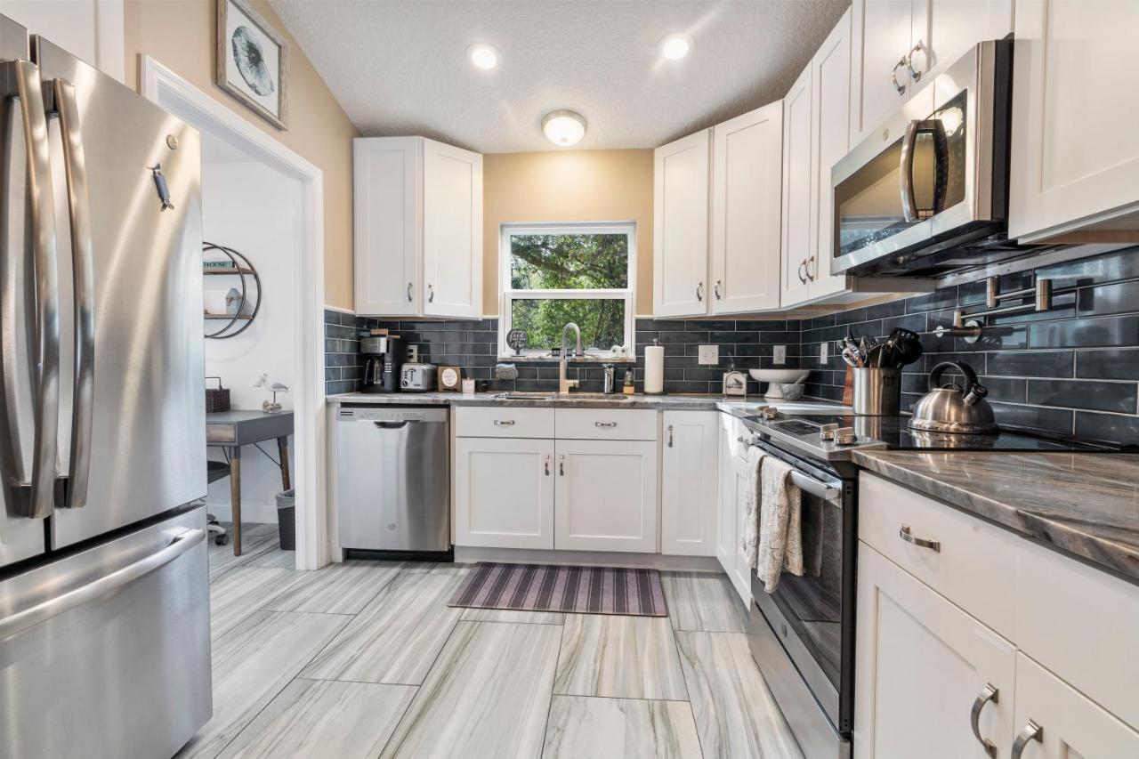 3br 2bth House Retreat/10 Min To Downtown & *