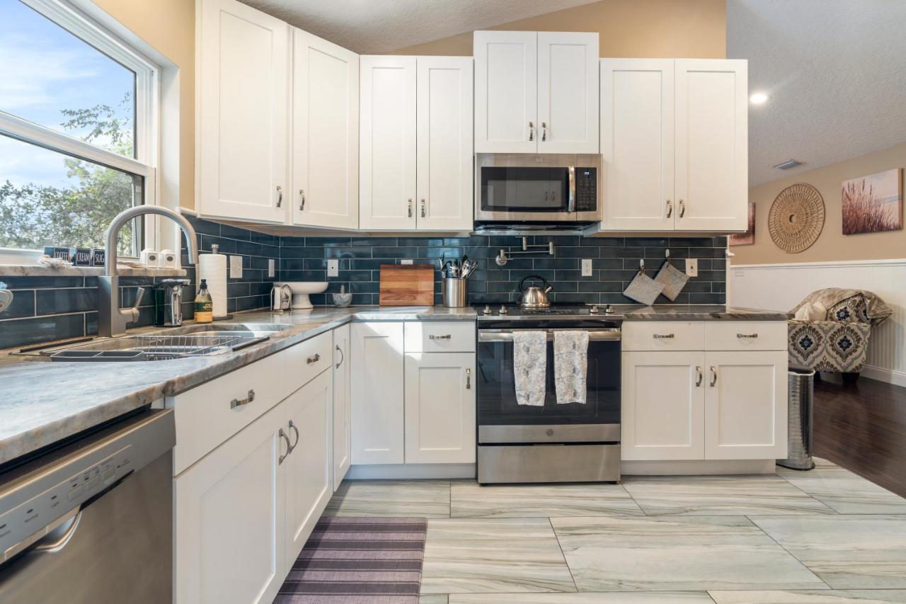 3br 2bth House Retreat/10 Min To Downtown & *