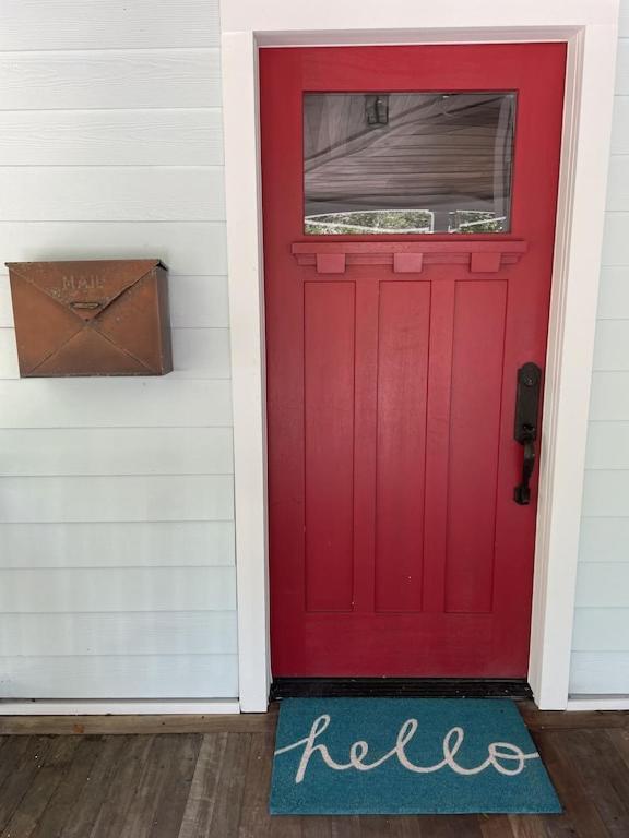 Updated Red Door Revival In Downtown Holiday home