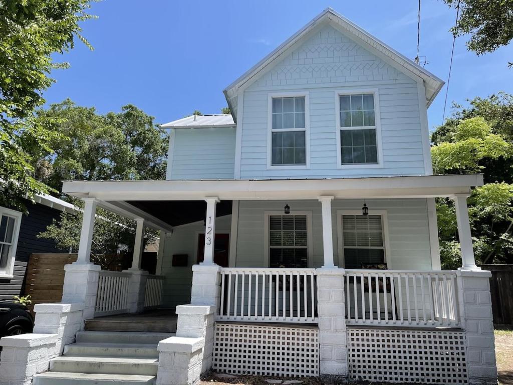 Updated Red Door Revival In Downtown Holiday home *