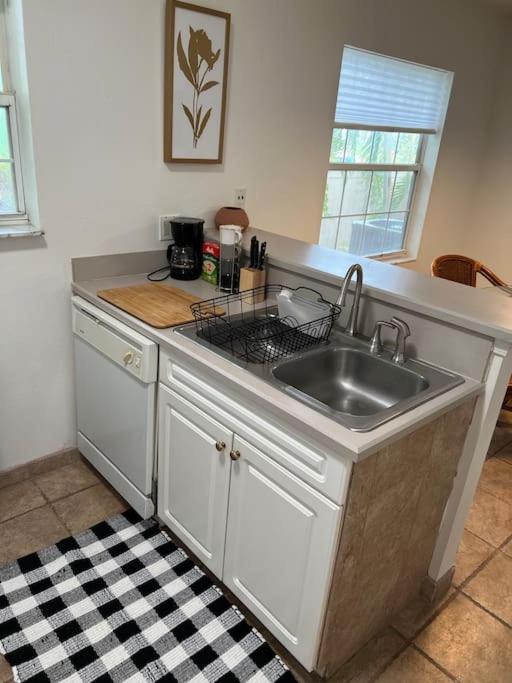 3 Bedroom Duplex House, Close To Beach & Downtown!