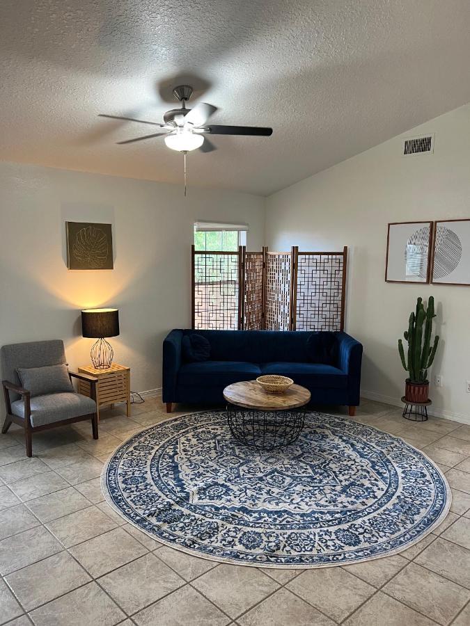 3 Bedroom Duplex House, Close To Beach & Downtown! Holiday home