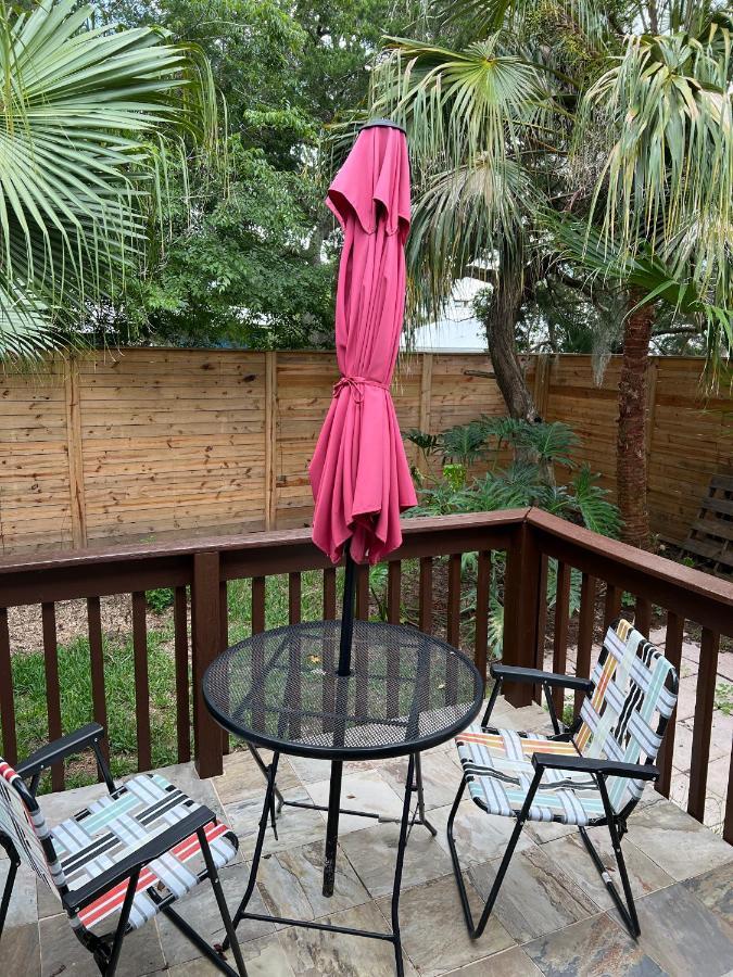 3 Bedroom Duplex House, Close To Beach & Downtown! Holiday home
