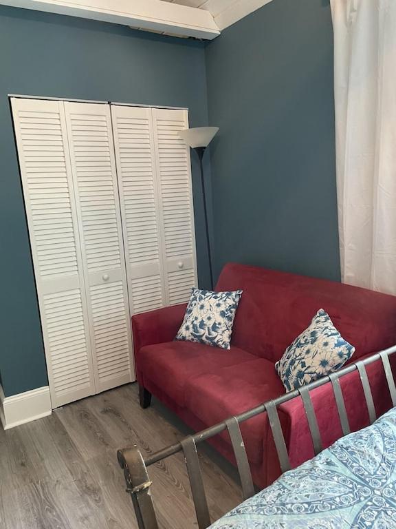 Updated Red Door Revival In Downtown Holiday home *