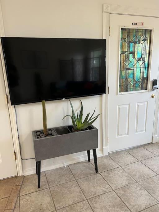 3 Bedroom Duplex House, Close To Beach & Downtown! Holiday home *