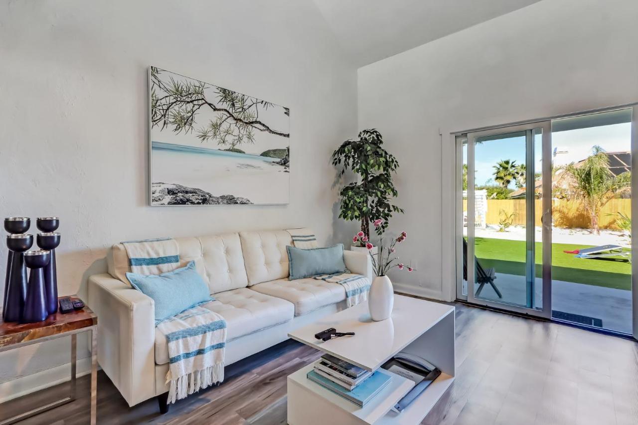 Lux - Close To & Restaurants