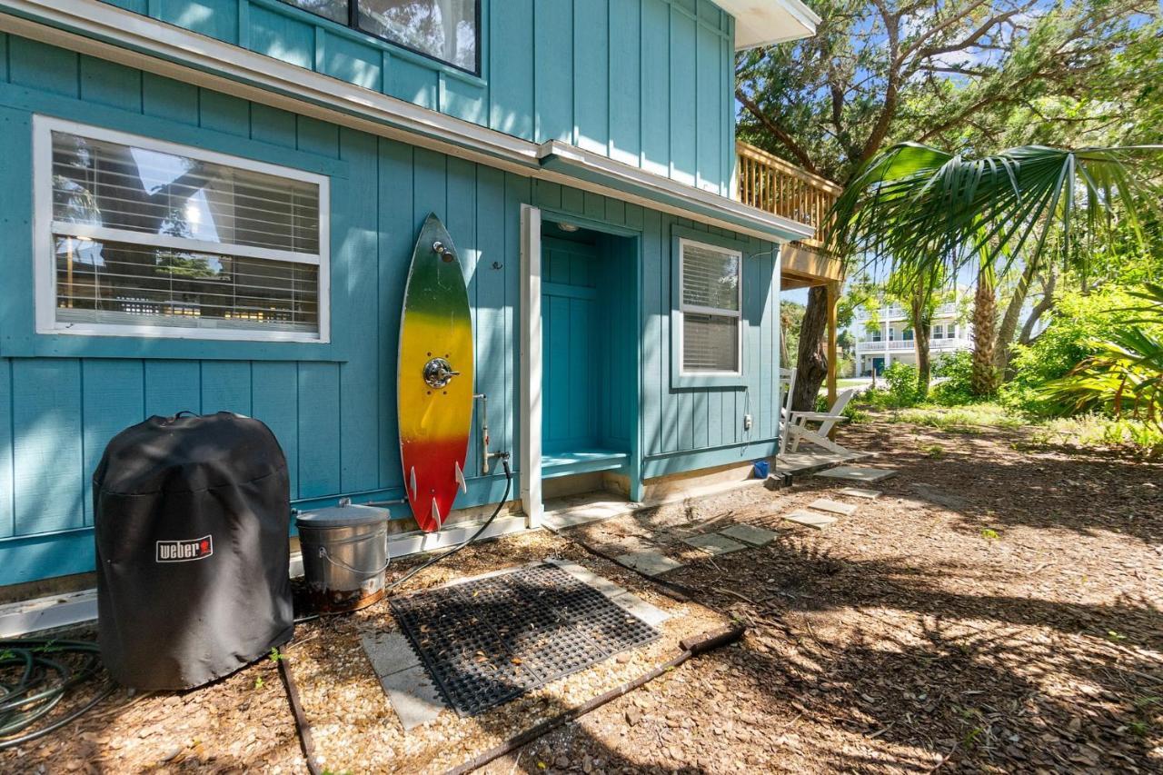 Turtle Hideaway- Walk To & Pier Apartment