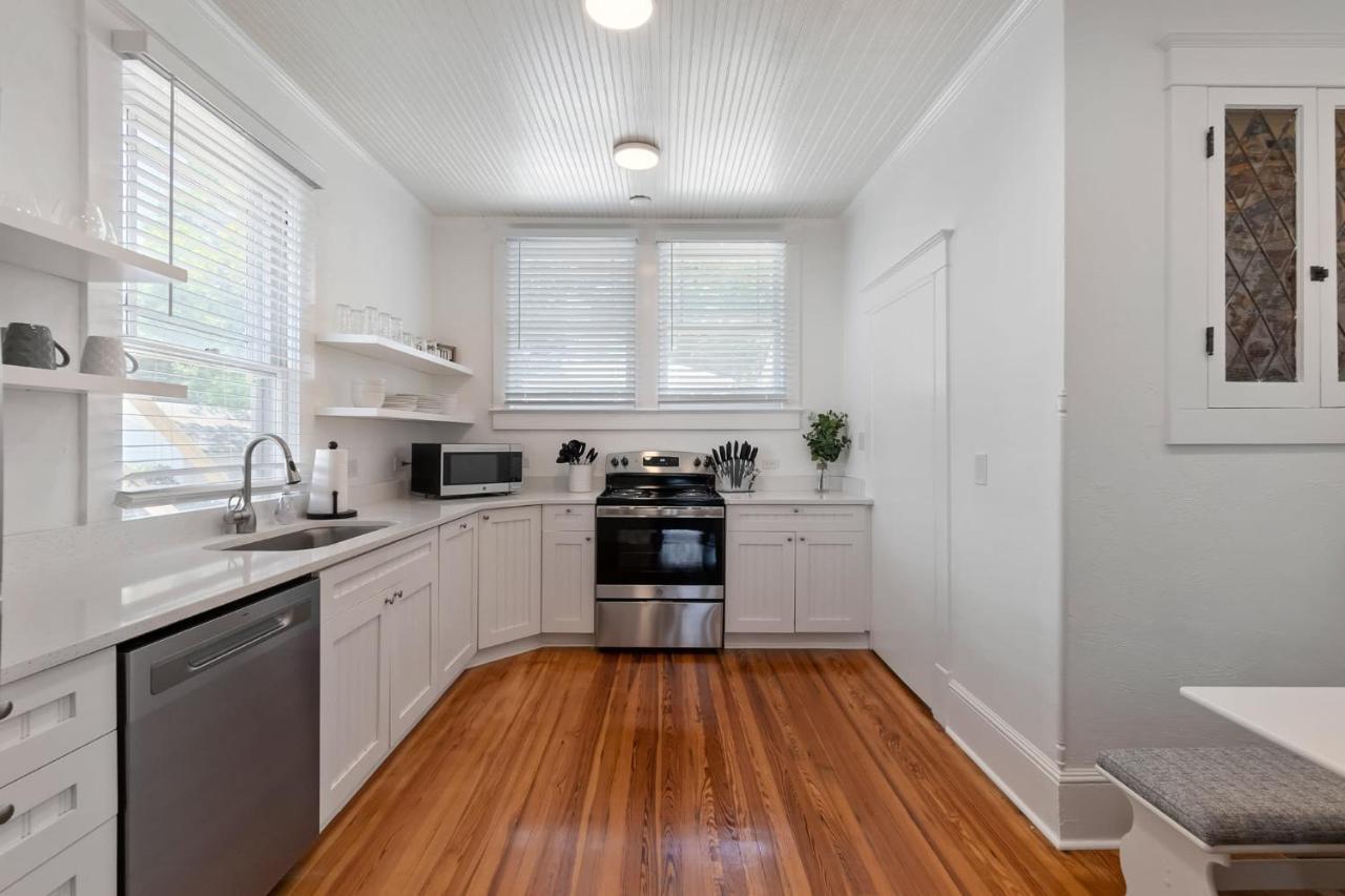 Old Mission Manor - Chic 2br 1ba - Sleeps 6 - Pool Table - 15 Min Walk To Downtown *