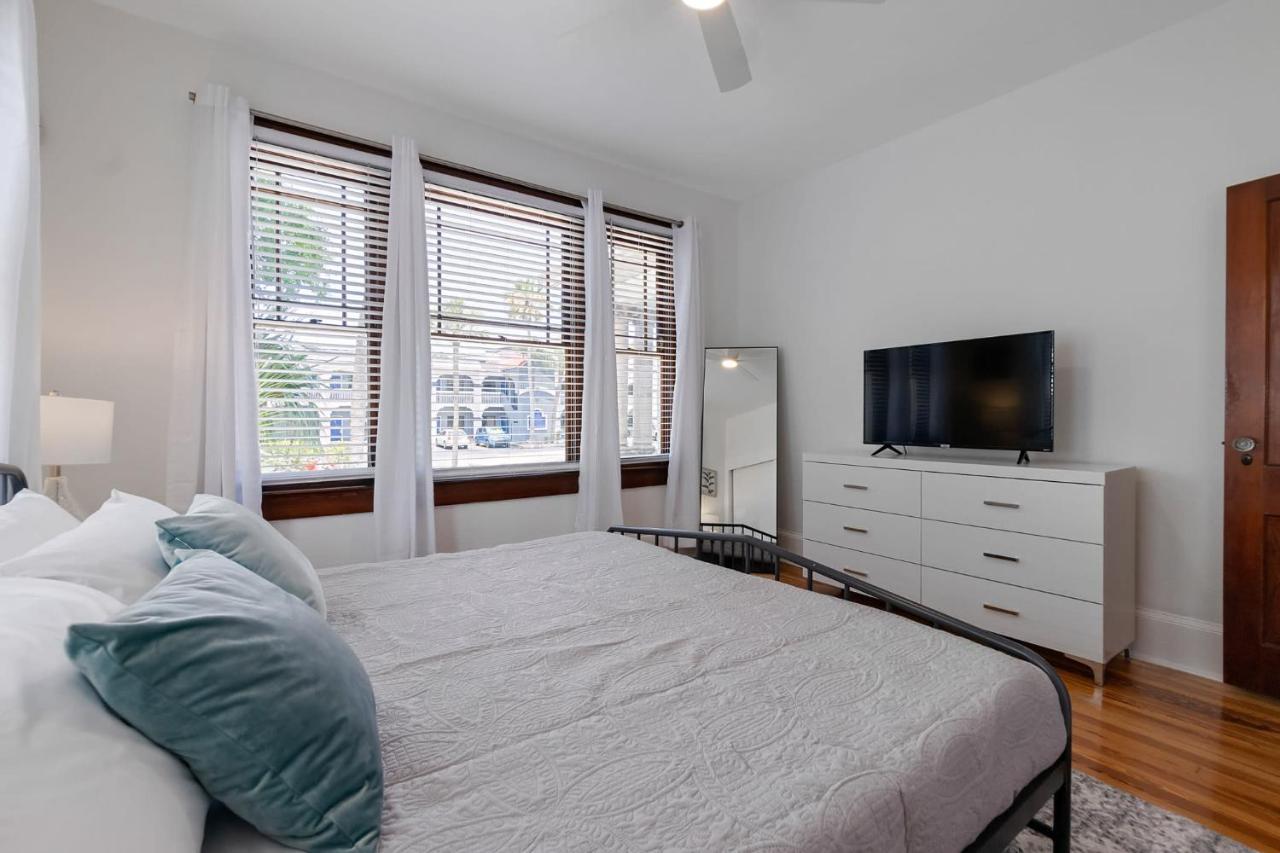 Apartment Old Mission Manor - Chic 2br 1ba - Sleeps 6 - Pool Table - 15 Min Walk To Downtown