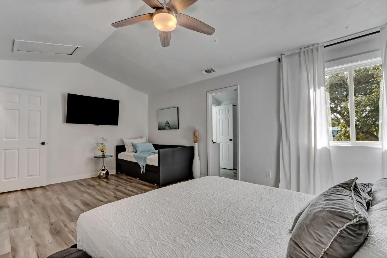 Lux - Close To & Restaurants *