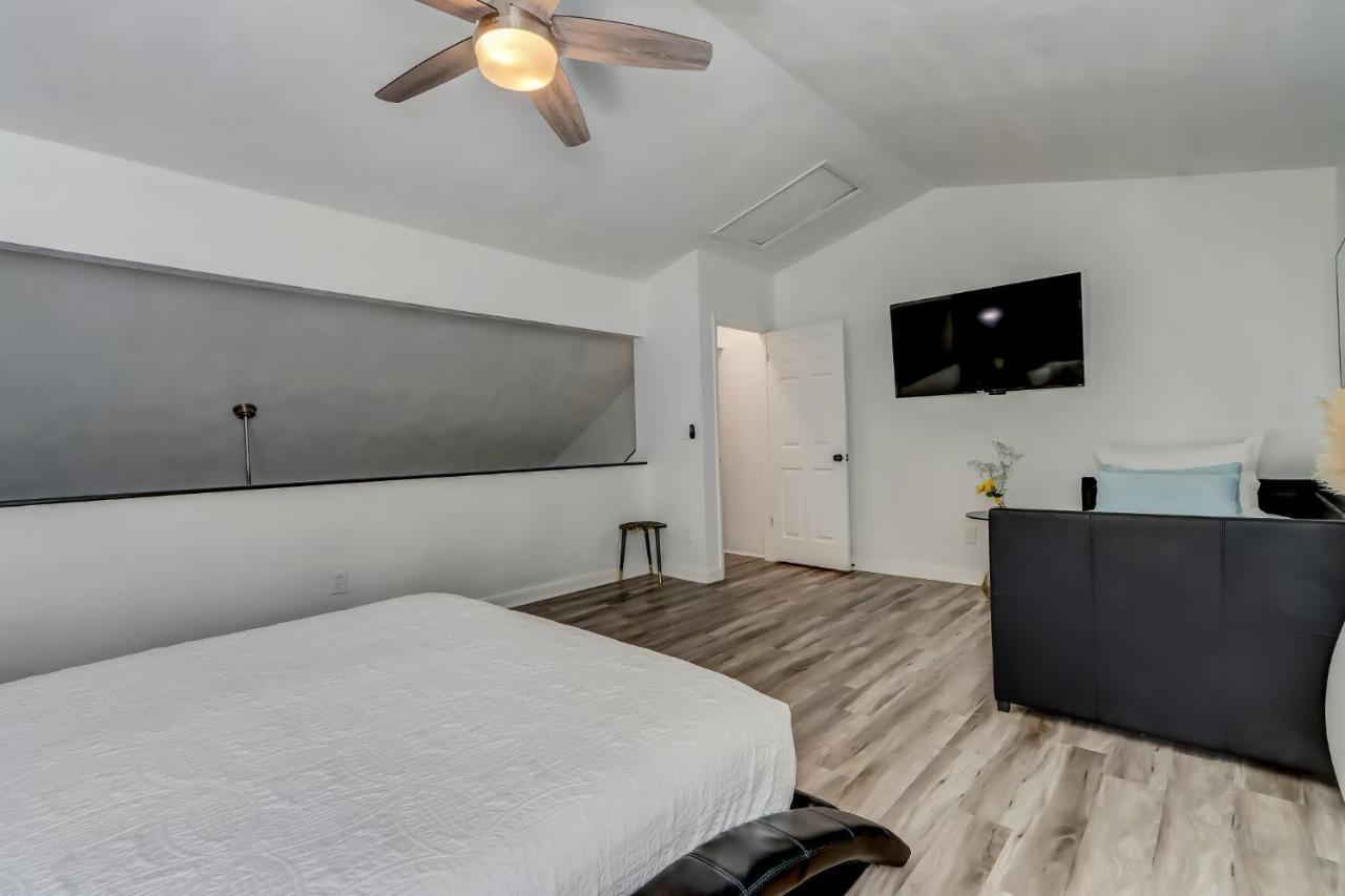 Lux - Close To & Restaurants *
