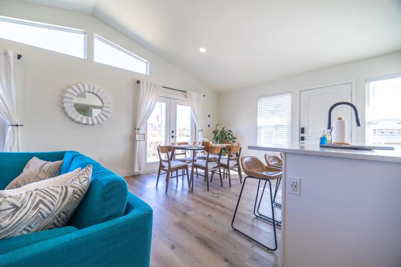 Holiday home Bright New House With In- Law -- 2 Blocks To Beach!
