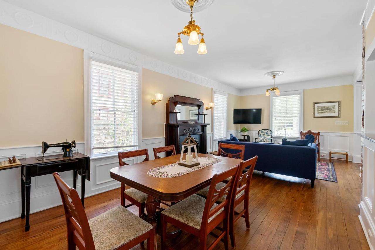 The Blue Lion- 2 Blocks To Downtown Historic Charm Holiday home