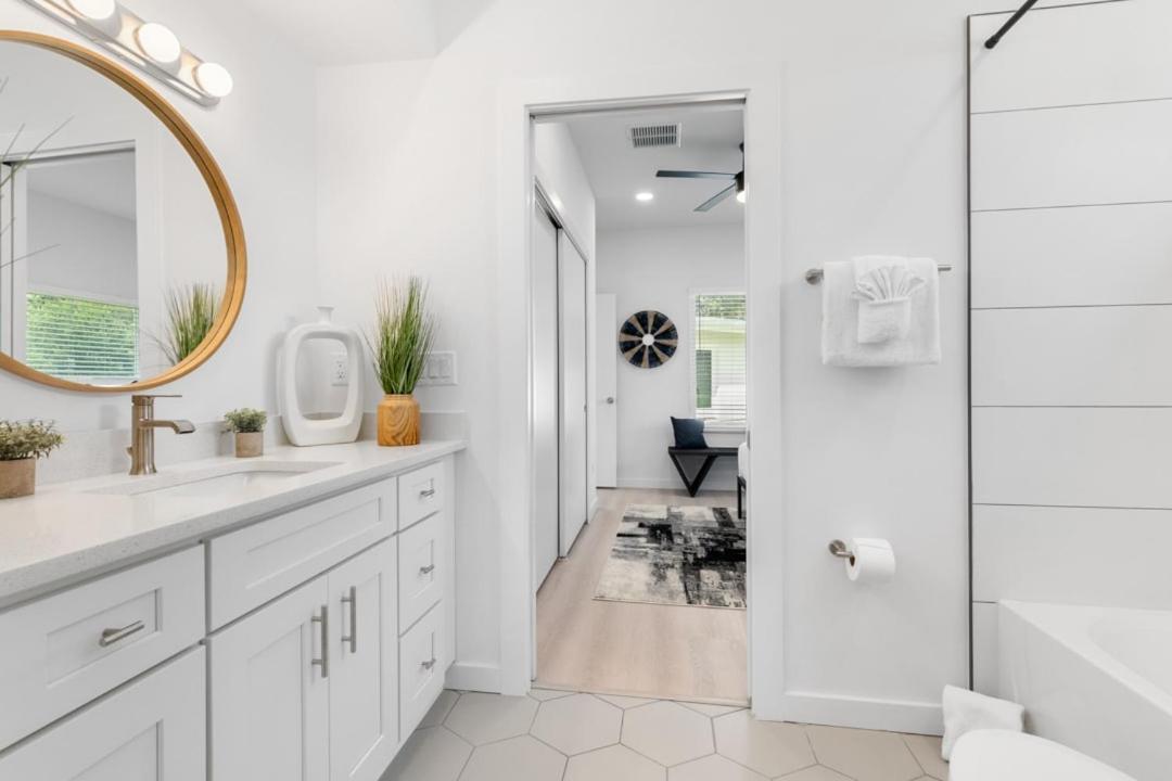 Contemporary Charm Mins To Dntn And Holiday home