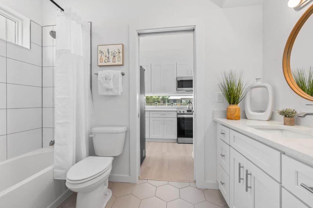 Contemporary Charm Mins To Dntn And Holiday home *