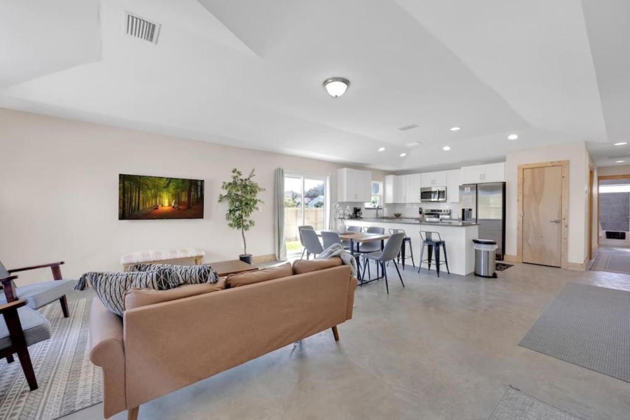 Holiday home Butler Bliss Modern Vacation *