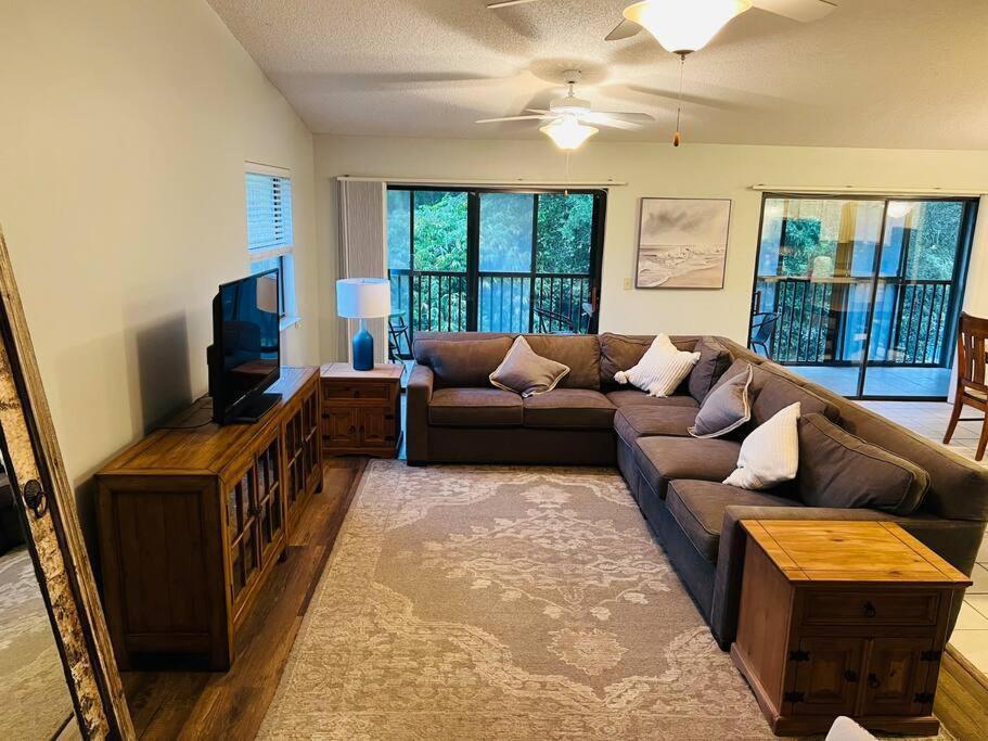 Private Retreat Under Oak Canopy Apartment