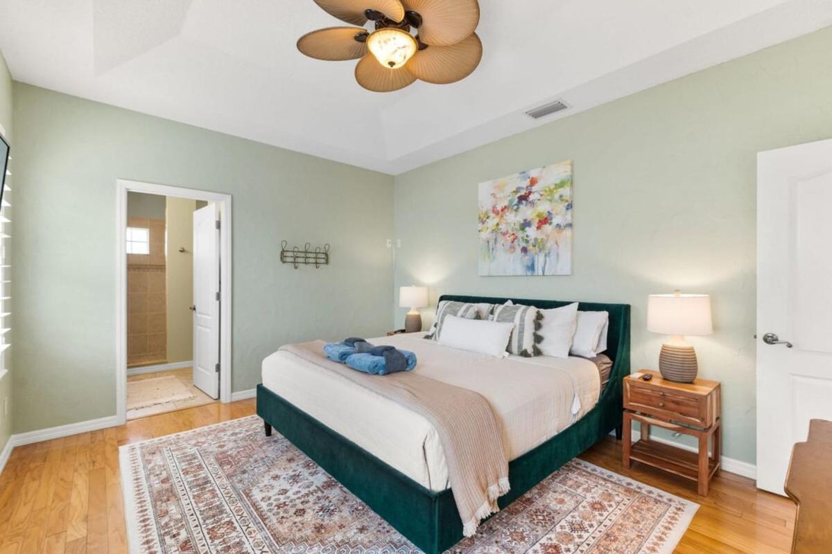 Holiday home 4br House, 2 Blocks From The *