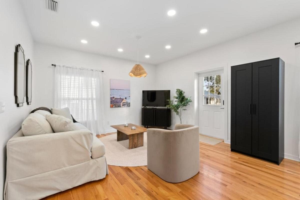 Uptown Loft - Bright - Modern - Walkable Apartment