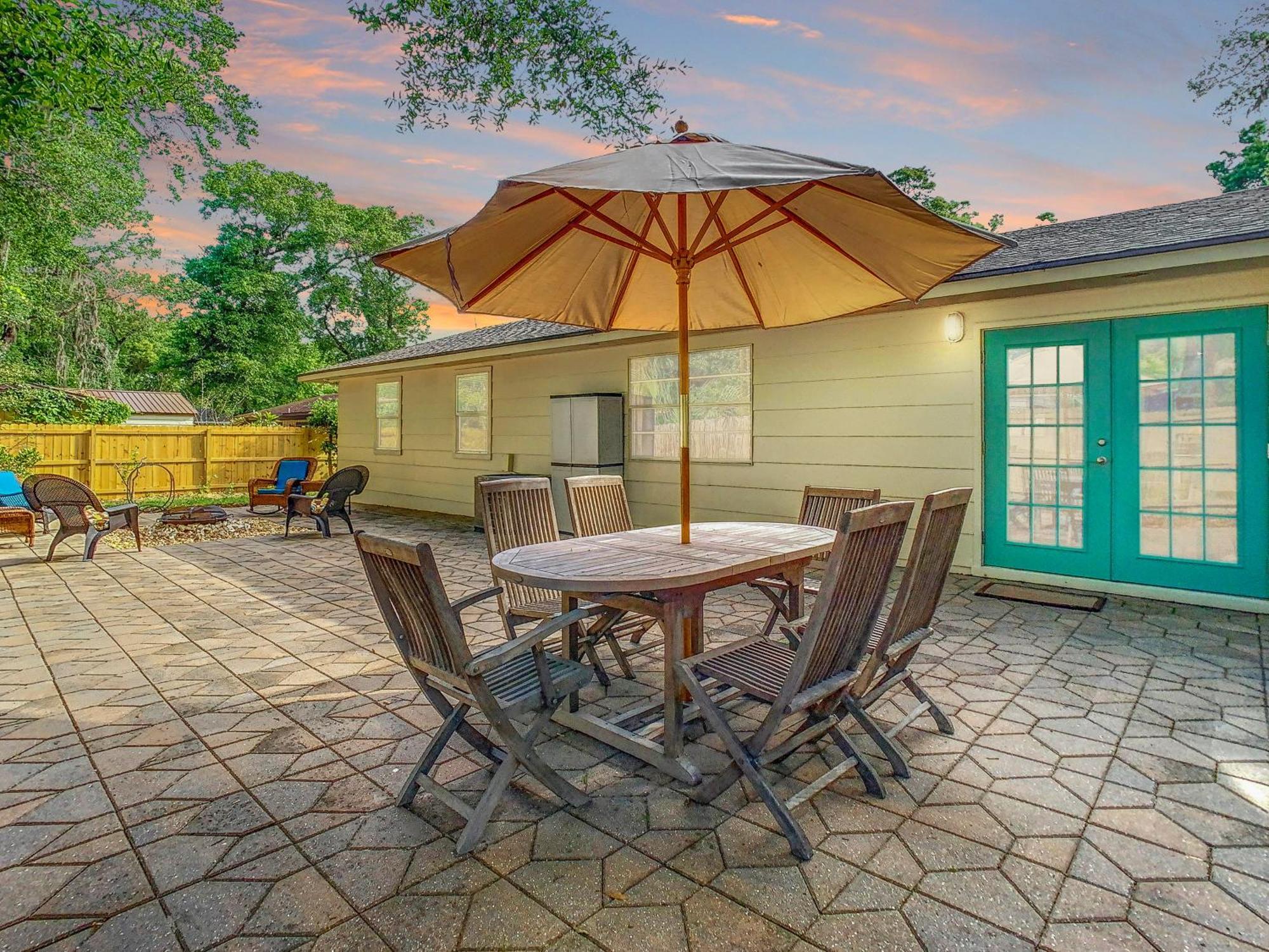 Take A Stroll By The Park - Pet And Family Friendly Holiday home