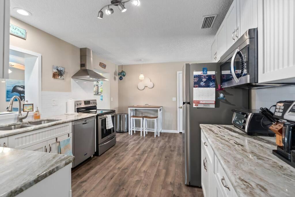 Holiday home Pool, Beach, Screened Patio- A Million Memories *