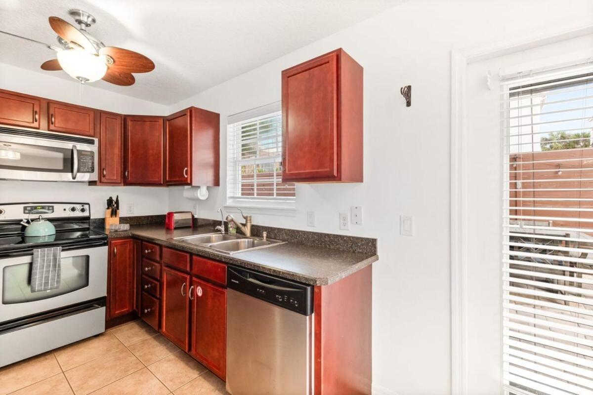 Holiday home 4br House, 2 Blocks From The *